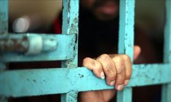 Katil İsrail'in bir gözaltı merkezinde tutulan Filistinlilere insanlık dışı muamele