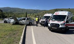 Sivas'ta iki otomobilin çarpıştığı kazada 2'si çocuk 8 kişi yaralandı