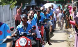 Türkiye Diyanet Vakfı, Endonezya'nın fakir köylerine kurbanlıkları motosikletlerle ulaştırıyor