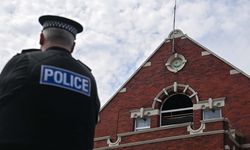 İngiltere'de aşırı sağcıların camiye saldırısına müdahale eden 53 polisin yaralandığı belirtildi
