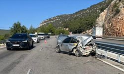 Antalya'da üç aracın karıştığı kazada 1 kişi öldü, 1 kişi yaralandı