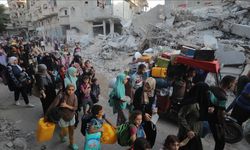 Bureyc Kampı'ndaki binlerce Gazzeli, saldırı ihtimaline karşı yerlerini terk etmek zorunda kaldı