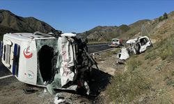 Erzurum'da ambulans ile hafif ticari aracın çarpışması sonucu 4 kişi hayatını kaybetti