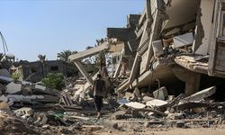 Katil İsrail'in Gazze'de gece boyunca sürdürdüğü saldırılarda en az 24 Filistinli öldü