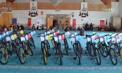 Malatya'da yetimlere bisiklet hediye edildi