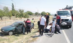 Erzincan'da otomobil yoldan çıktı, 2'si çocuk 4 kişi yaralandı