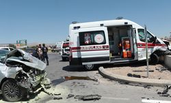 Kayseri'de ambulans ile otomobilin çarpışması sonucu 6 kişi yaralandı