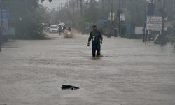Pakistan'da yağışların yol açtığı sel ve su baskınları nedeniyle son 48 saatte 35 kişi öldü