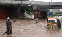 Pakistan'ın Lahor kentinde son 44 yılın yağış rekoru kırıldı