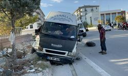 Aksaray'da mevsimlik işçileri taşıyan minibüs ile otomobil çarpıştı, 15 kişi yaralandı