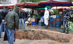 Eskişehir'de pazar kurulan caddede sağanak nedeniyle çöküntü oluştu