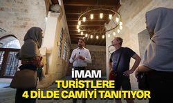 Antalya'da imam görev yaptığı tarihi camiyi turistlere 4 dilde anlatıyor