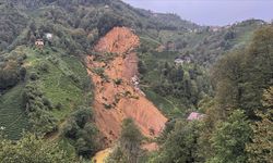 Rize'de heyelan sonucu 2 ev toprak altında kaldı