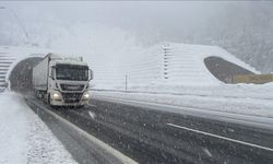 Bolu ve Düzce'de kar yağışı sürüyor