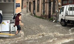 İzmir'de kuvvetli sağanak yaşamı etkiliyor