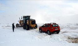 Muş'ta kar nedeniyle yolda mahsur kalan kişiler kurtarıldı