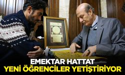 Kamış kalemi elinden düşürmeyen emektar hattat, yeni öğrenciler yetiştiriyor