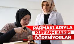 Parmaklarıyla Kur'an-ı Kerim öğreniyorlar