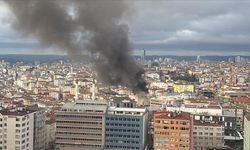 Şişli'de yıkım işlemi yapılan binada çıkan yangına müdahale ediliyor