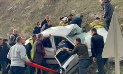 Balıkesir'de minibüs ile otomobilin çarpıştığı kazada 2 kişi öldü, 18 kişi yaralandı