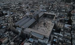 Şam'daki Emevi Camii'nin halısı yün ve bordo renk olacak