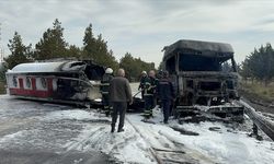 Adana'da otoyolda devrilen akaryakıt tankerinde yangın çıktı