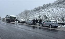 Anadolu Otoyolu'nun Bolu kesiminde 6 aracın karıştığı trafik kazalarında 1 kişi yaralandı