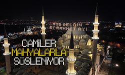 İstanbul'daki camiler mahyalarla süsleniyor