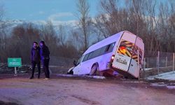 Erzincan'da öğrenci servisinin sulama kanalına düştüğü kazada 11 kişi yaralandı