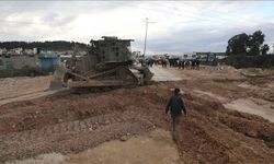 İşgalciler, Batı Şeria'nın Cenin kentinde bir beldeye baskın düzenleyerek yolları buldozerlerle kazdı