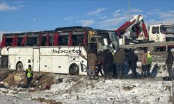 Afyonkarahisar'da yolcu otobüsü şarampole devrildi, 1 kişi öldü, 25 kişi yaralandı