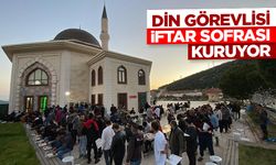 Bodrum'da bir imam, cami avlusunda iftar sofrası kuruyor