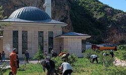 İmece geleneğiyle camiyi temizlediler