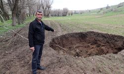 Sivas'ta bir tarlada 7 metre çapında obruk oluştu