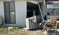 Kocaeli'de kontrolden çıkan otomobilin camiye girmesi kamerada