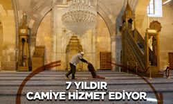 Tarihi Ulu Cami'nin 7 yıldır gönüllü olarak temizliğini yapıyor