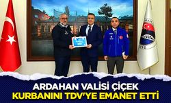 Ardahan Valisi Çiçek, kurbanını TDV'ye emanet etti