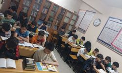 Gençler camide kitap okuma programında buluşuyor