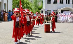 Bitlis'te minikler aileleriyle yıl sonu sevinci yaşadı