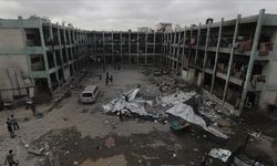 İşgalcilerin Gazze'de yerinden edilenlerin sığındığı okulu bombalaması sonucu 15 kişi şehit oldu