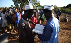 TDV gönüllüleri Mozambik'te Kur'an-ı Kerim ve kurban eti dağıttı