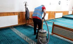 Elazığ'da yükümlüler cami ve mezarlıkları Kurban Bayramı'na hazırlıyor