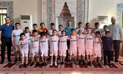 Kur'an kursu öğrencilerine forma hediye edildi
