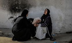 İşgalcilerin Gazze'ye saldırılarında aralarında yardım bekleyenlerin de bulunduğu 32 Filistinli şehit oldu