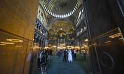 86 yıl sonra yeniden ibadete açılan Ayasofya'nın hikayesi ilahiye taşındı