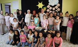 Müftü Topal, miniklere aşure ikram etti