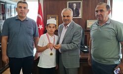 Kur'an yarışmasının birincisi ödülünü Gazzeli çocuklara bağışladı