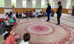 Çıldır'da camiye gelen çocuklar bilgide yarıştı