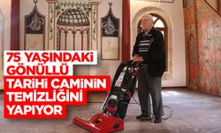 Yozgat'ta 75 yaşındaki gönüllü, tarihi caminin temizliğini yapıyor