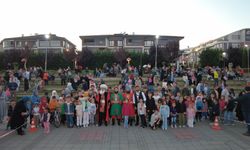 Geleneksel karakterleri canlandıran imamlar çocuklara milli ve manevi değerleri tiyatroyla anlatıyor